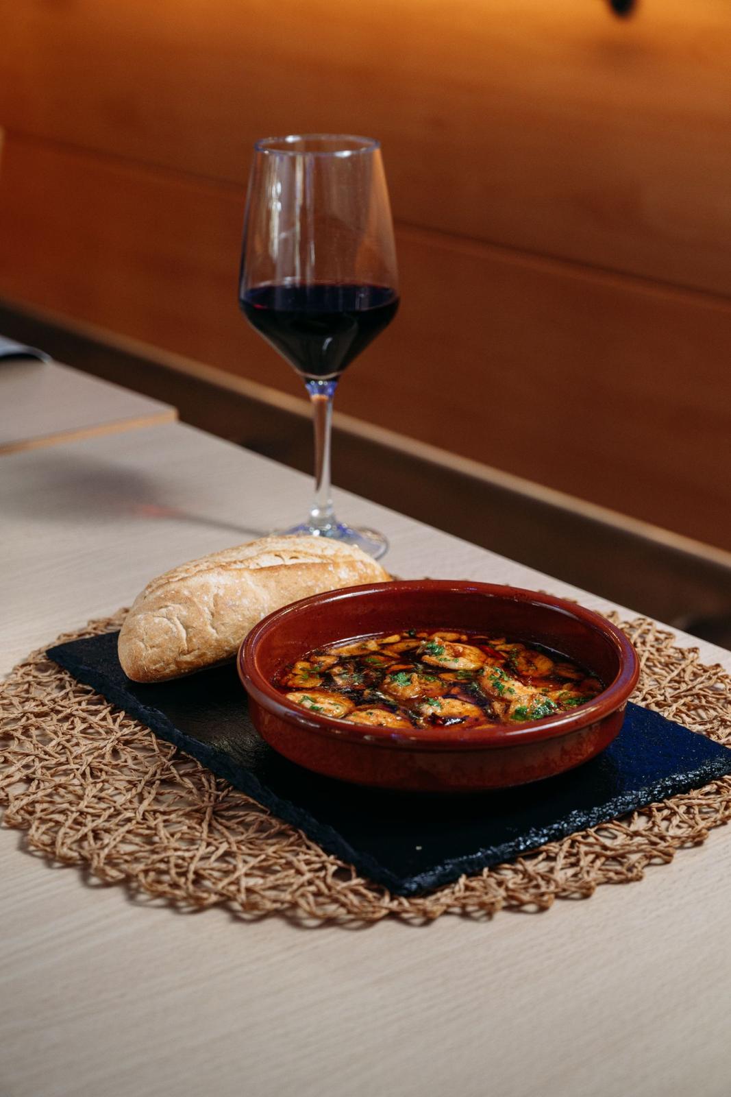 Interior acogedor de Grill Los Olivos con gambas al ajillo