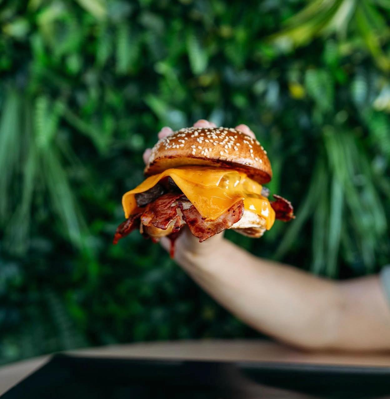 Hamburguesa artesanal servida en terraza de Los Olivos