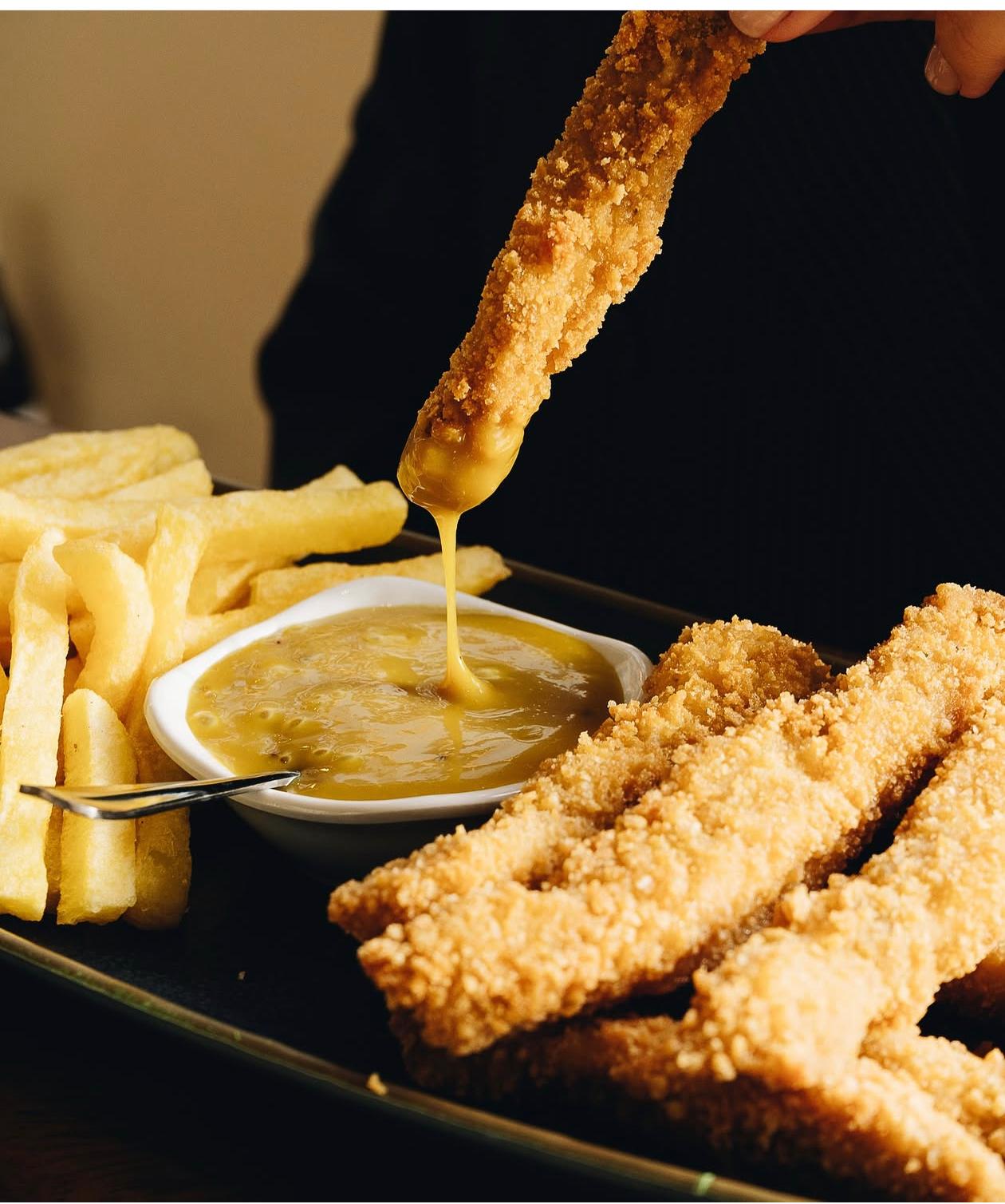Chicken strips con patatas fritas y salsa honey mustard
