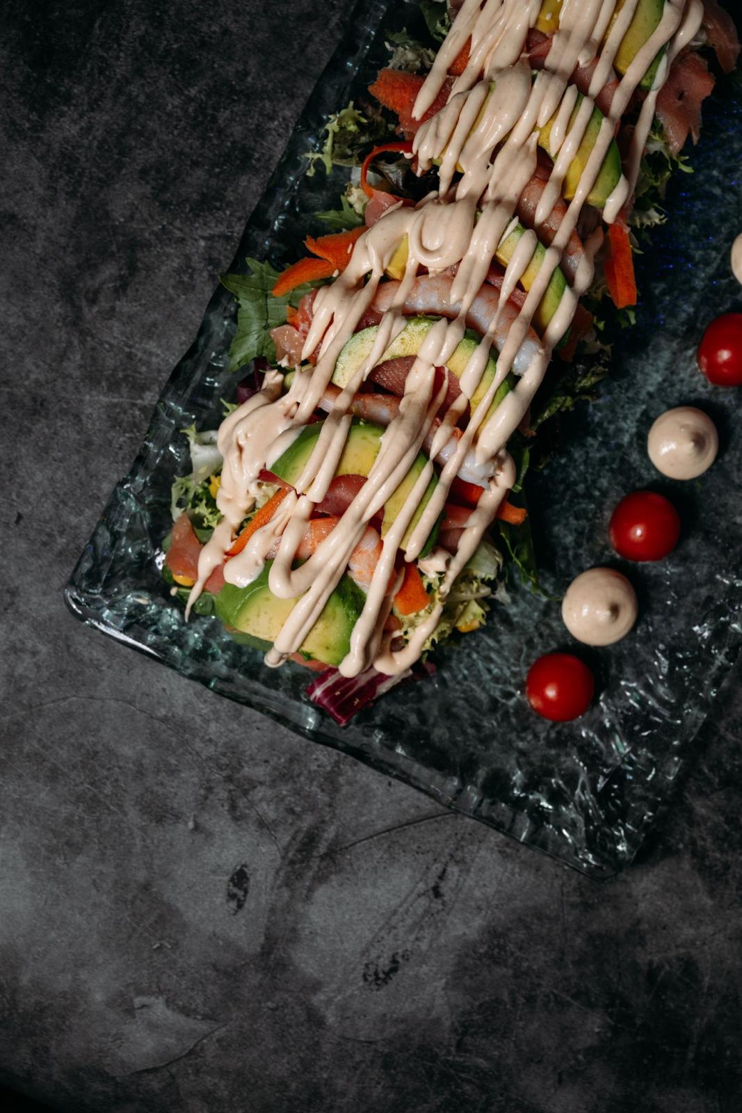 Ensalada de salmón con aguacate y salsa rosa