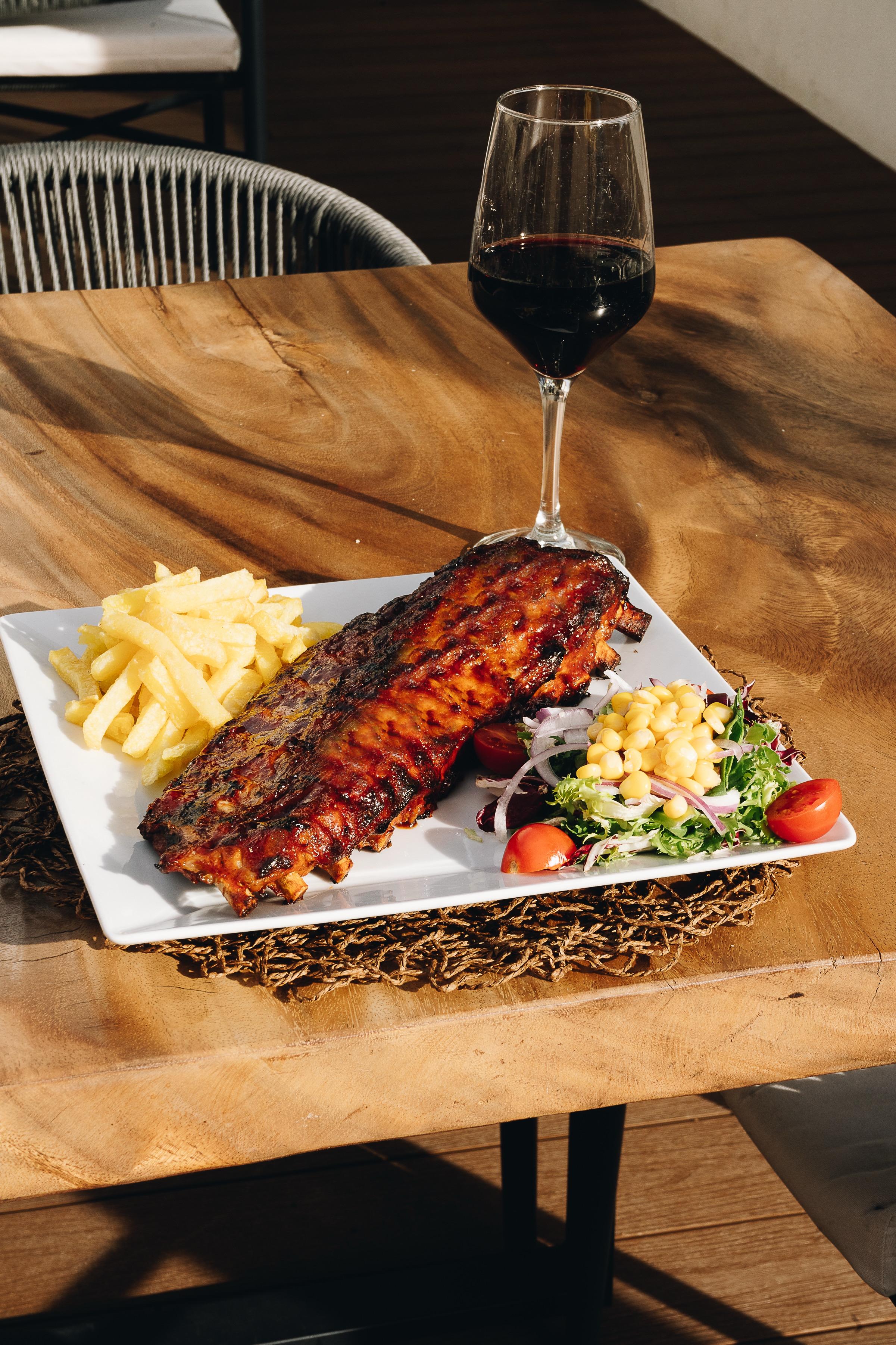 Costillas BBQ y mesa exterior de Grill Los Olivos
