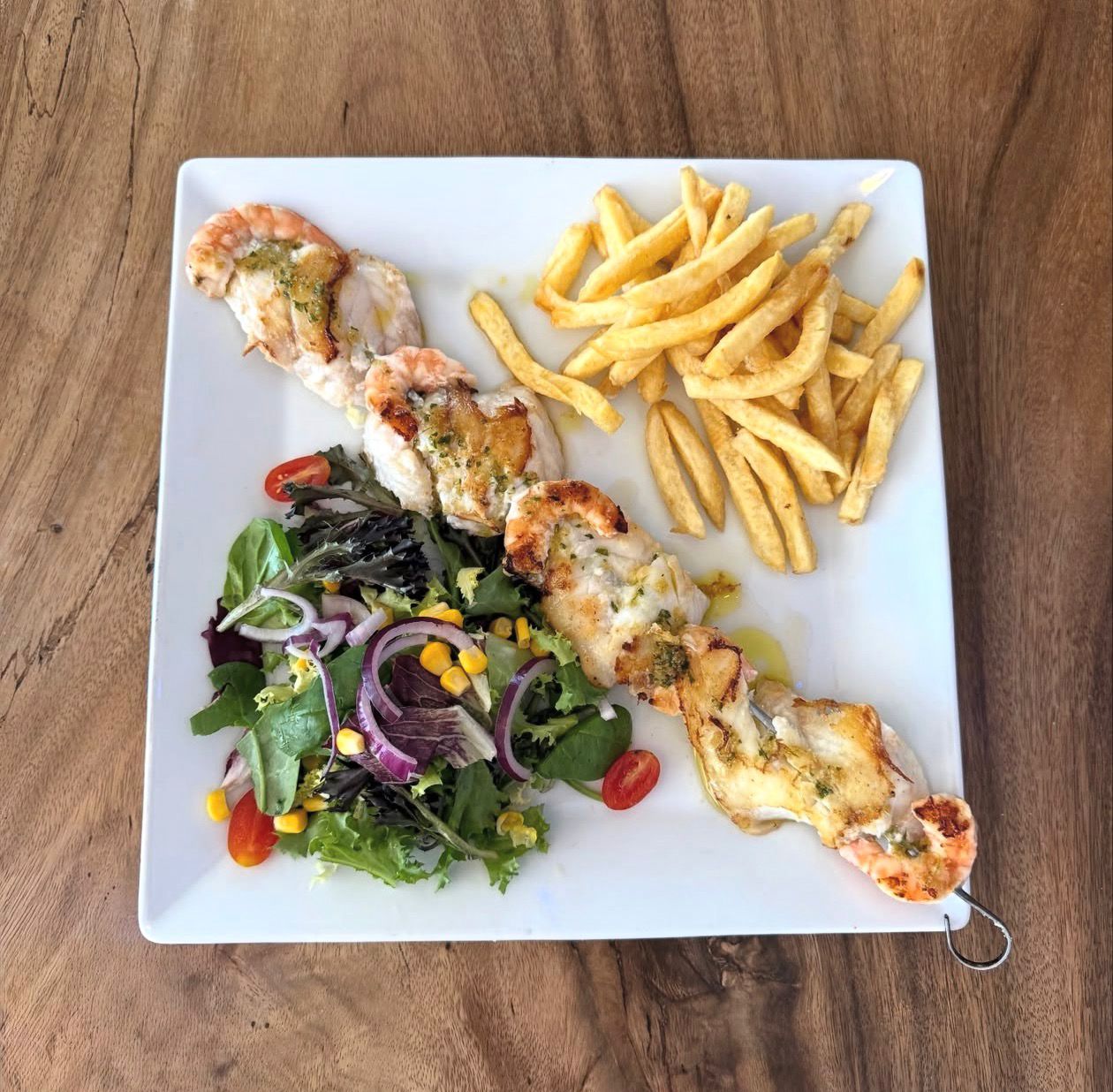 Brocheta de grill con gambas, pollo y patatas