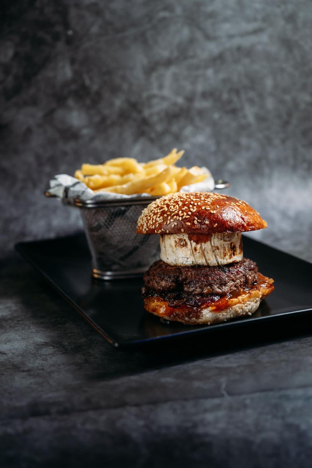 Hamburguesa artesanal con patatas fritas