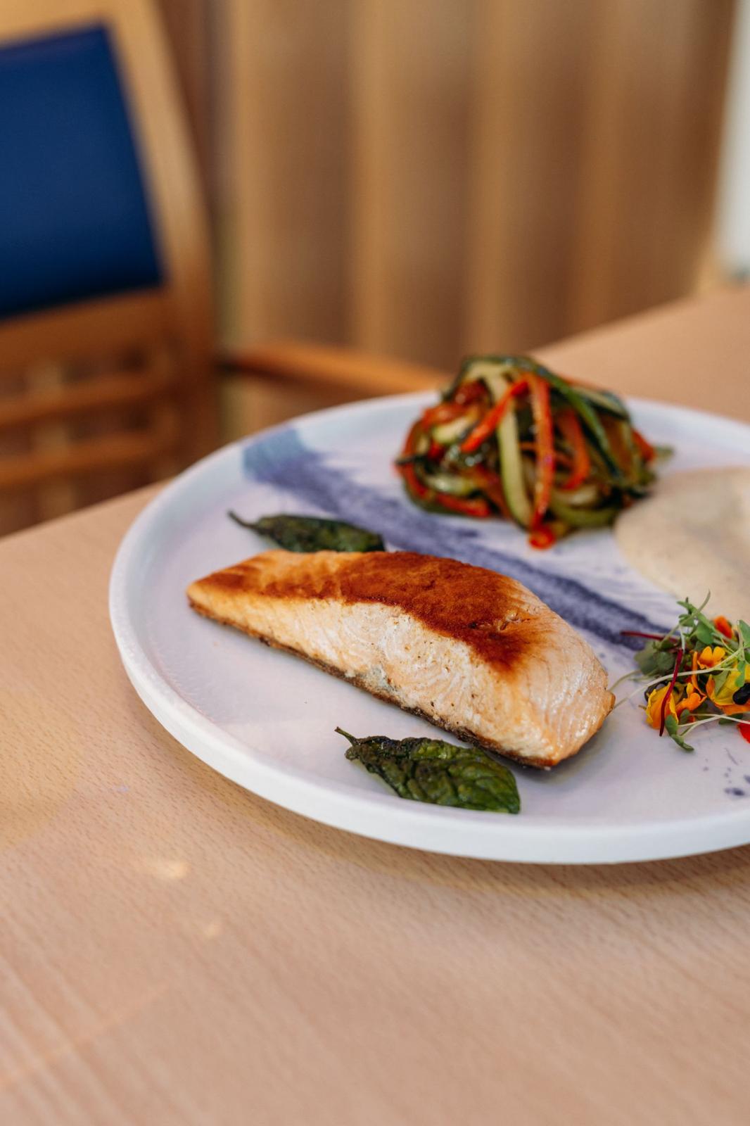 Salmón a la plancha con verduras