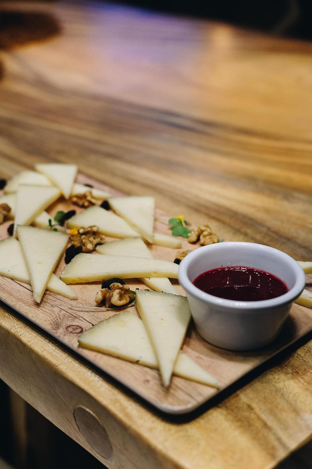 Tabla de queso manchego con nueces y mermelada